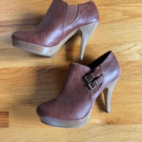 Fioni , brown heel boot ,size 7 , excellent condition. Never worn - Picture 1 of 3